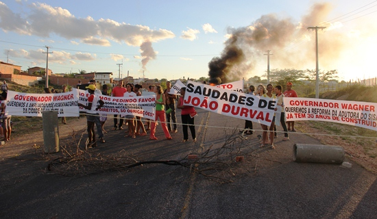 População de Valente fecha rodovia em protesto por falta d’água (atualizada)