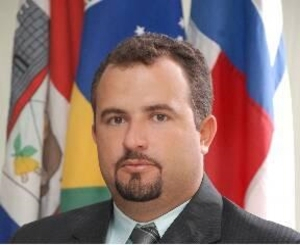 Prefeito de Ribeira do Pombal é sequestrado por homens encapuzados em sua fazenda