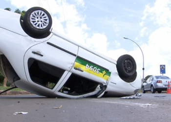 Taxi capota quando levava candidata ao ENEM; ela abandona o veículo e prossegue viagem