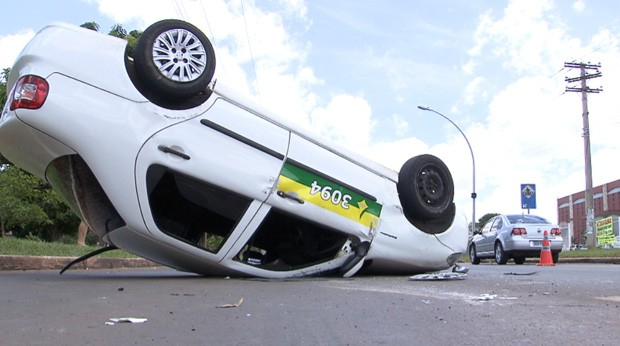 Taxi capota quando levava candidata ao ENEM; ela abandona o veículo e prossegue viagem