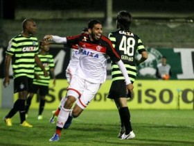 Wallace comemora o segundo gol de forma consecutiva.