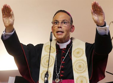 Papa afasta “bispo de luxo”