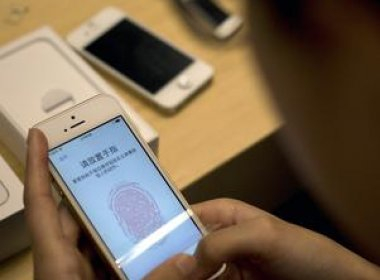 Casal vende filha e usa dinheiro para comprar Iphone