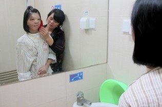 A garota Xu Jianmei, de 17 anos, passou por uma reconstrução de face.  (Foto: Reuters/China Daily) 