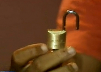 Esposa coloca cadeado no pênis do marido para evitar ser traída