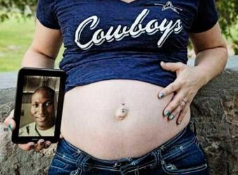 Soldado ver esposa grávida pela webcam sendo esfaqueada