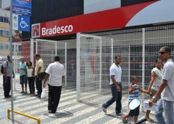 Feira de Santana – Gerente é rendido e cofre do Bradesco é roubado