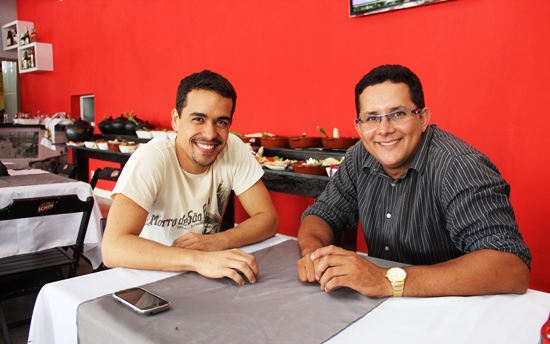 Vinícius á esquerda de Ramires disse que, quem deseja sair para comer fora deseja um cardápio diferente do de casa.