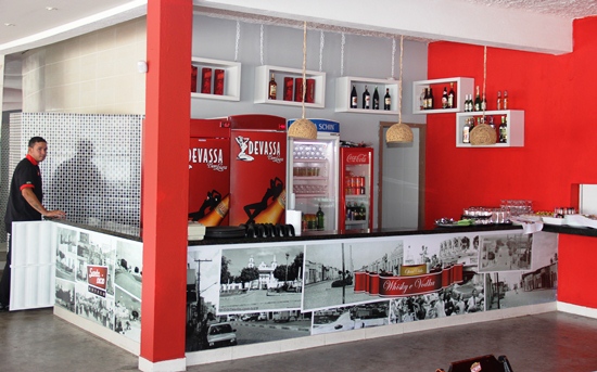 Espaço valoriza a cidade em vários pontos a exemplo do balcão fotos da Coité antiga atrai os olhares dos clientes.