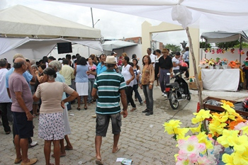 Emoção e lágrimas durante visitas aos túmulos de ente queridos marcam o dia de finados