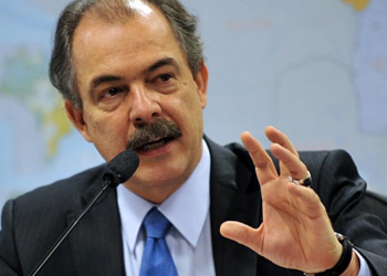 Ministro Aloizio Mercadante faz palestra sobre educação em encontro de prefeitos