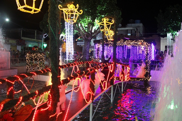 Show de luzes e cores levam alegria a população de Euclides da Cunha com a decoração natalina