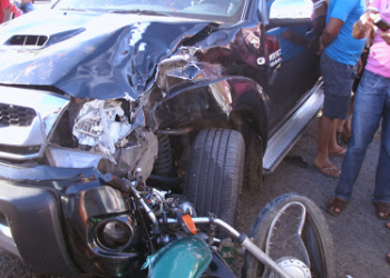 Dois irmãos ficam gravemente feridos depois de colidir moto com Hilux de médico quando saia do hospital de Ipirá