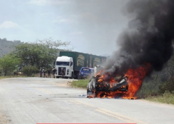 Ambulância de Monte Santo pega fogo próximo a Euclides da Cunha