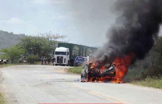 Ambulância de Monte Santo pega fogo próximo a Euclides da Cunha