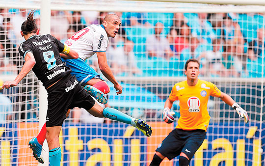 Goleiro do Bahia salva tricolor de derrota