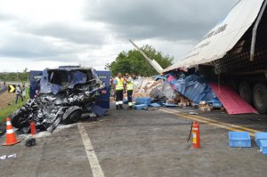 Colisão envolvendo carreta e carro forte deixa dois mortos na BR-116 Sul
