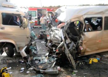 Seis pessoas morrem em acidente na BR-116/Sul envolvendo van e caminhão