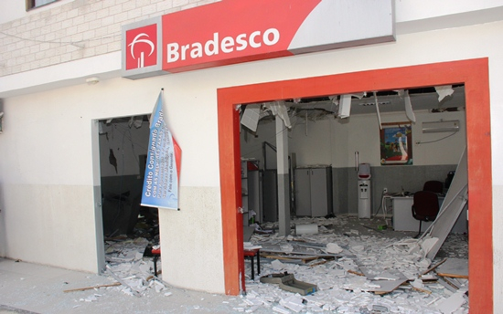 Bandidos fortemente armados explodem caixas eletrônicos do Bradesco de Nova Fátima