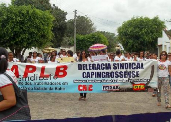 Trabalhadores em educação de Capim Grosso paralisam atividades após prefeito reduzir salários