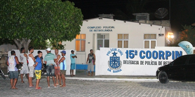 Homem invade Delegacia de Retirolândia com pedaço de vidro domina carcereiro e liberta detento