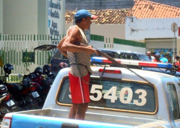 Pindobaçu – Com espingarda e badogue, homem sobe em viatura e ameaça PMs
