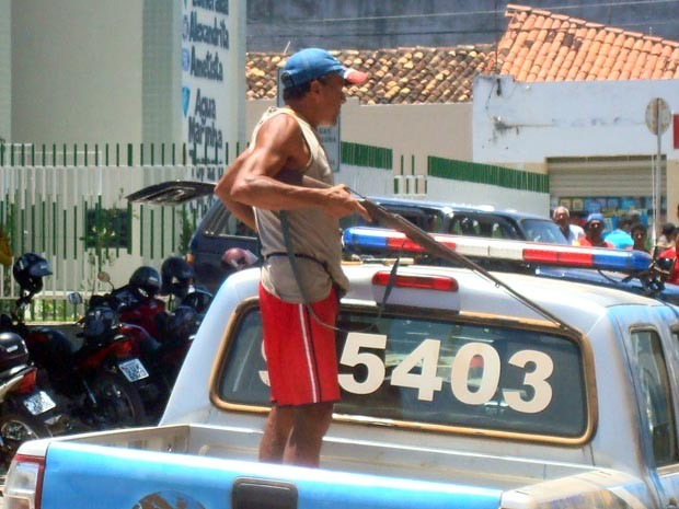 Pindobaçu – Com espingarda e badogue, homem sobe em viatura e ameaça PMs