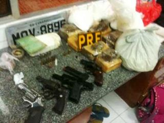 PRF de Capim Grosso apreende armas, drogas e recupera carro roubado