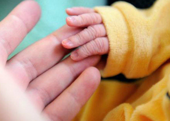 Bebê declarado morto e começa a chorar no momento da cremação