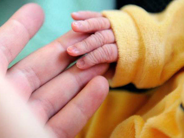 Bebê declarado morto e começa a chorar no momento da cremação