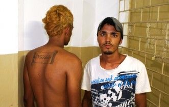 Francis (de branco) disse a polícia que foi ameaçado de morte pelo mototaxista