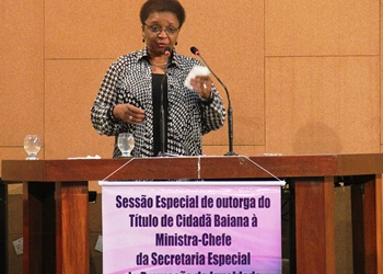 Minsitra Luiza Bairros é homenageada com título de Cidadã Baiana concedido pela deputada Fátima Nunes