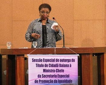 Minsitra Luiza Bairros é homenageada com título de Cidadã Baiana concedido pela deputada Fátima Nunes