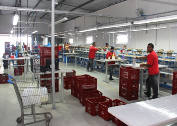 Serrinha – Empresário instala indústria de calçados com recursos próprios e começa gerando 30 empregos