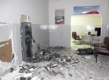 Santa Teresinha: Posto do Bradesco é destruído por bandidos