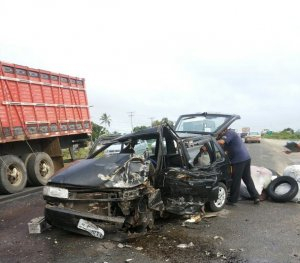 Uma pessoa morre e duas ficam feriadas em colisão entre veículos na BR-116