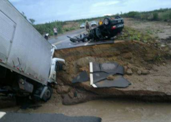 Uauá – Duas pessoas morrem após veículos caírem em cratera