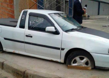Carro é “cimentado” após dono se negar a retirá-lo da rua