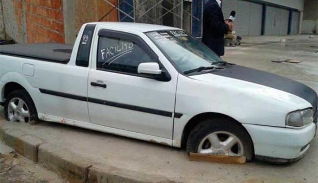 Carro é “cimentado” após dono se negar a retirá-lo da rua