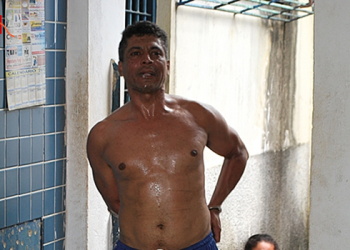 Filho bate na própria mãe com facão e ameaça pai