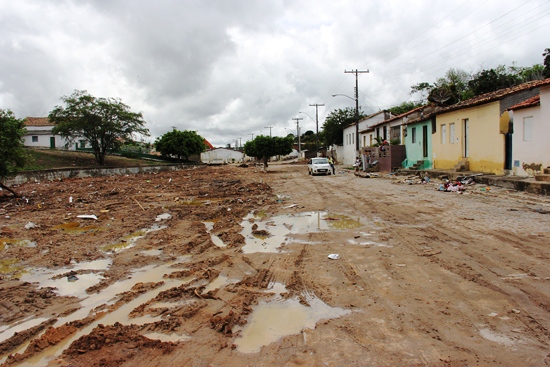 O terreno a esquerda era onde estava a fila de casa que foi levada pela correnteza e dezesseis dos dezessete mortos