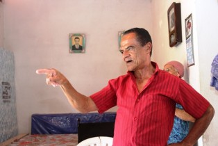 O morador disse que o carro flutuava parecia da papel.