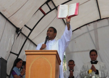 Padre é assaltado quando retornava de celebração e por pouco não perde a vida