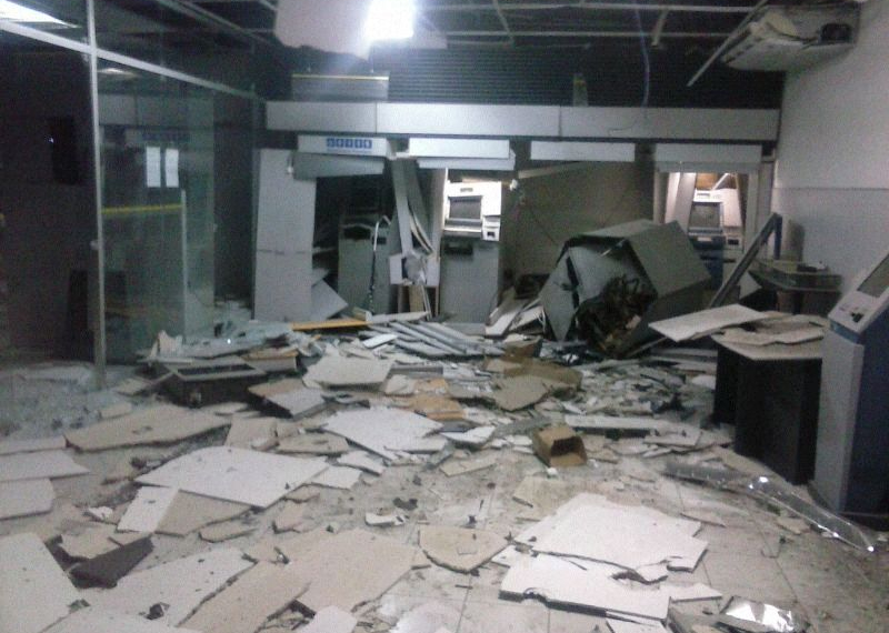 Bandidos explodem caixas eletrônicos em Itapicurú e Milagres