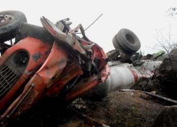 Valente: motorista de caminhão pipa fica ferido em capotamento na BA 120