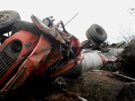 Valente: motorista de caminhão pipa fica ferido em capotamento na BA 120