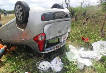 Advogada sai ilesa após capotar veículo na BA 411 na cidade de Ichu