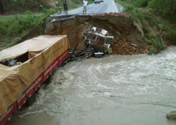 BA 130: ponte se rompe e provoca queda de quatro veículos;três pessoas morreram
