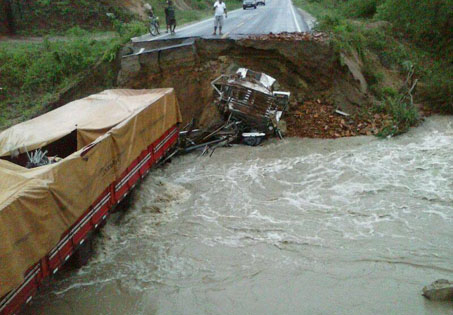 BA 130: ponte se rompe e provoca queda de quatro veículos;três pessoas morreram