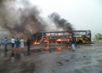 Caminhão e ônibus pegam fogo depois de colisão com duas carretas na BR 116; um motorista morreu